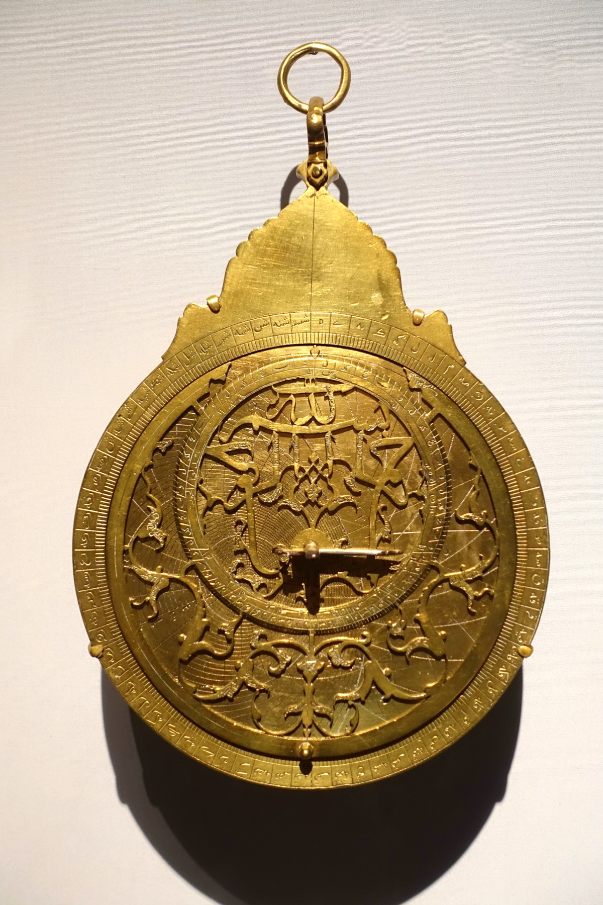 Planisphärisches Astrolabium von Muhammad Zaman al-Munajjim al-Asturlabi, Iran, um 1654–1655, Messing und Stahl.